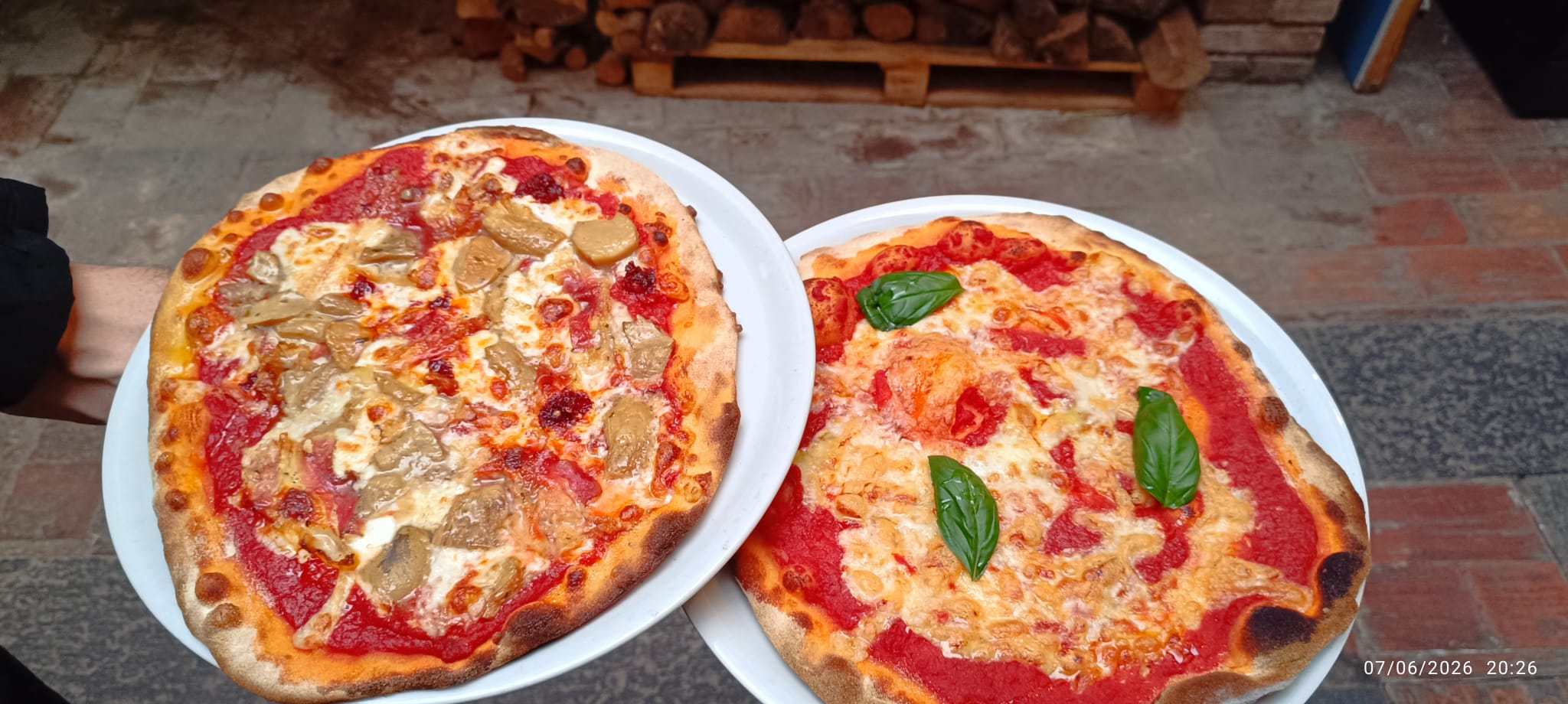 Le nostre pizze cotte con forno a legna alla Taverna del Sole
