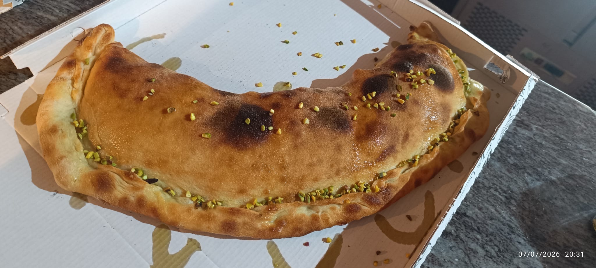 calzone con bufala, granella di pistacchio e mortadella di alta qualità