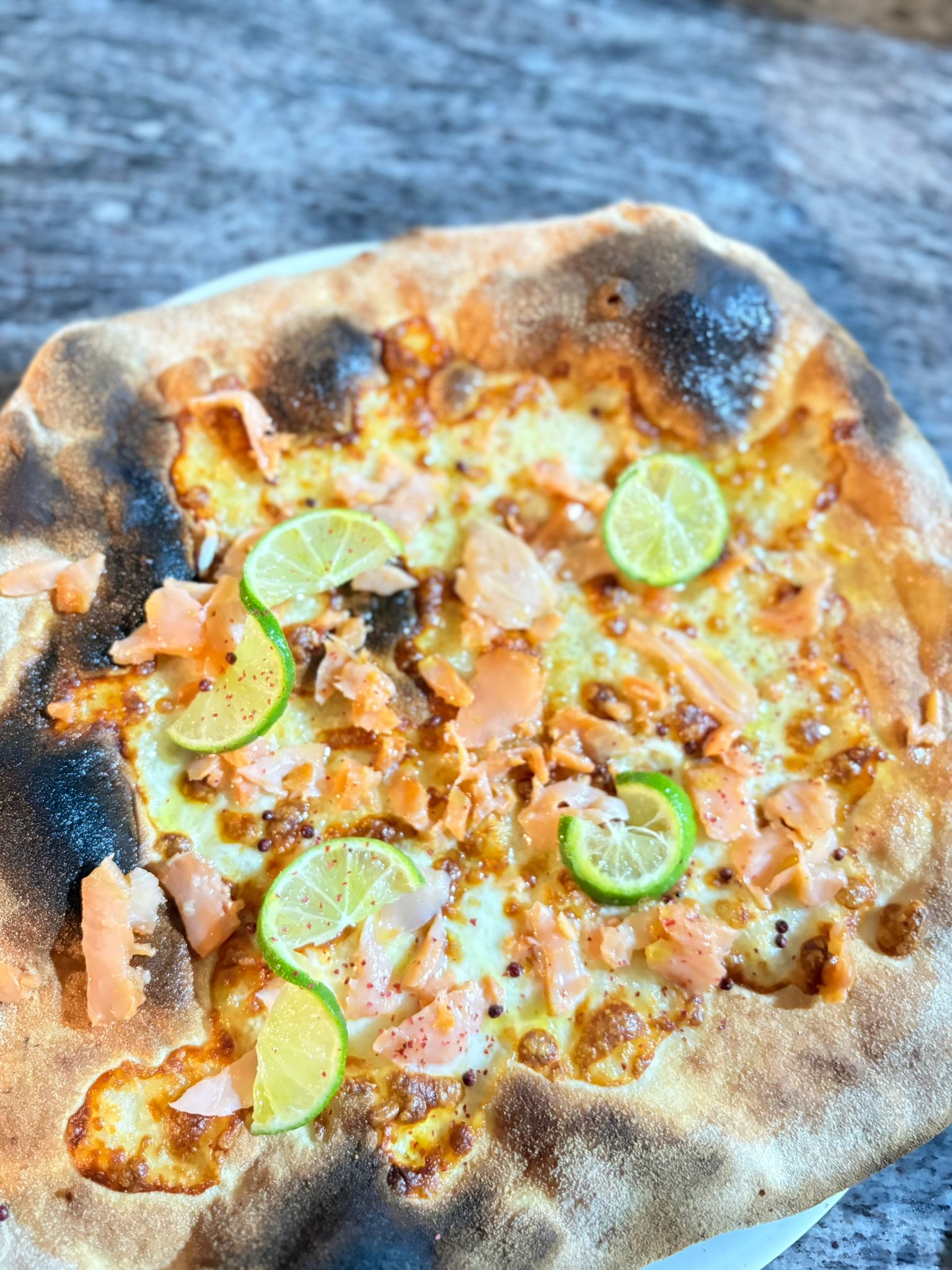 Pizza Gourmet Salmone e Lime alla Taverna del Sole