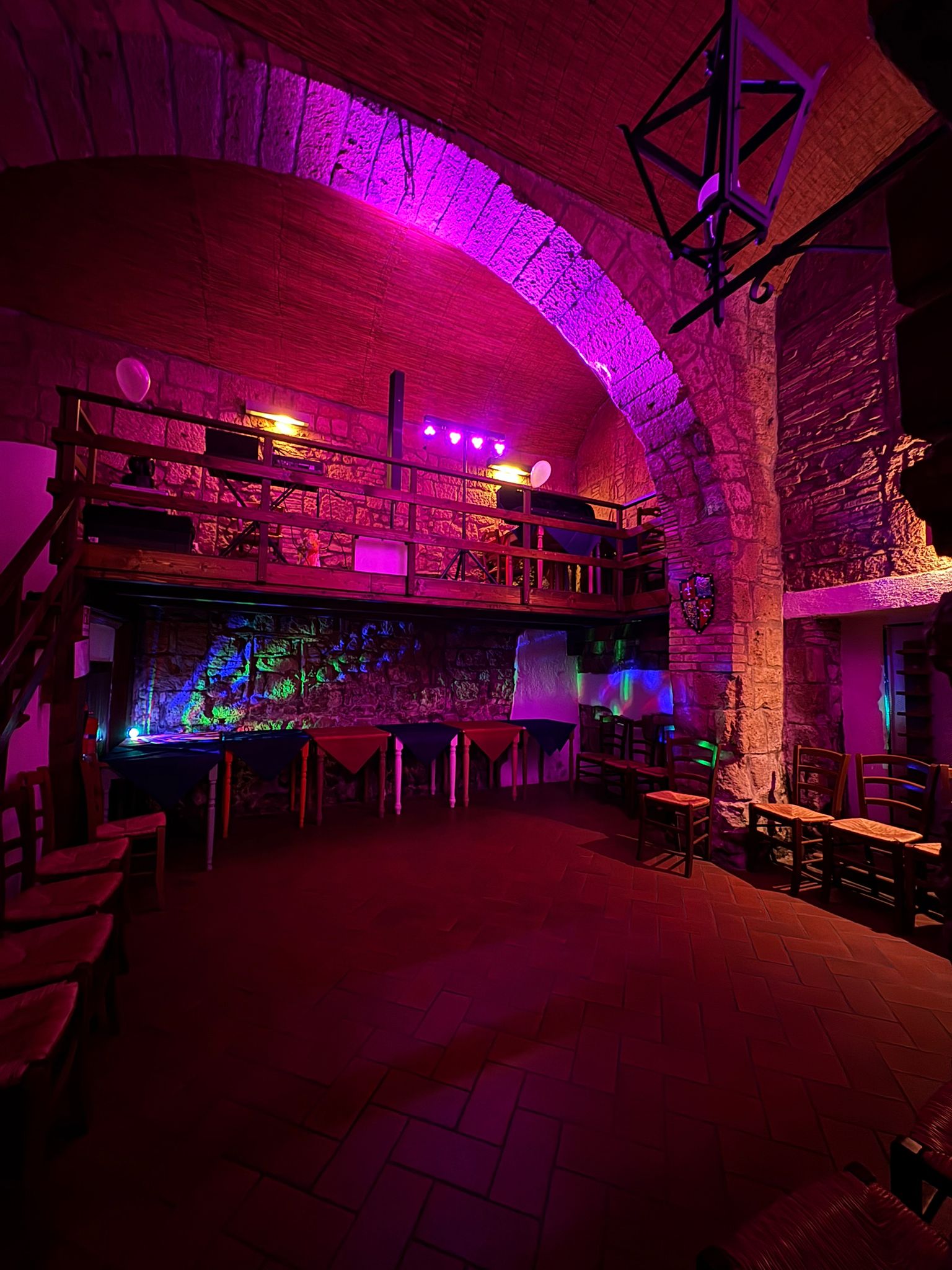 Sala interna e soppalco della Taverna del Sole